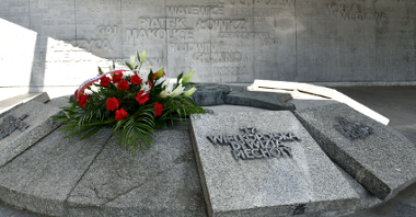 Władze miasta złożyły wieniec pod pomnikiem Armii Poznań.