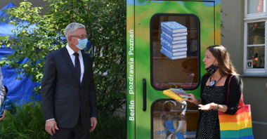 Jacek Jaśkowiak, prezydent Poznania, odbiera przed Biblioboxx książkę od przedstawicielki Brandenburgii