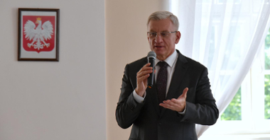 Jacek Jaśkowiak przemawia w Sali Białej urzędu miasta