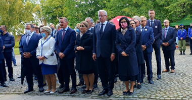 Cmentarz na Westerplatte. Grupa samorządowców stoi w skupieniu, wśród nich Jacek Jaśkowiak, prezydent Poznania