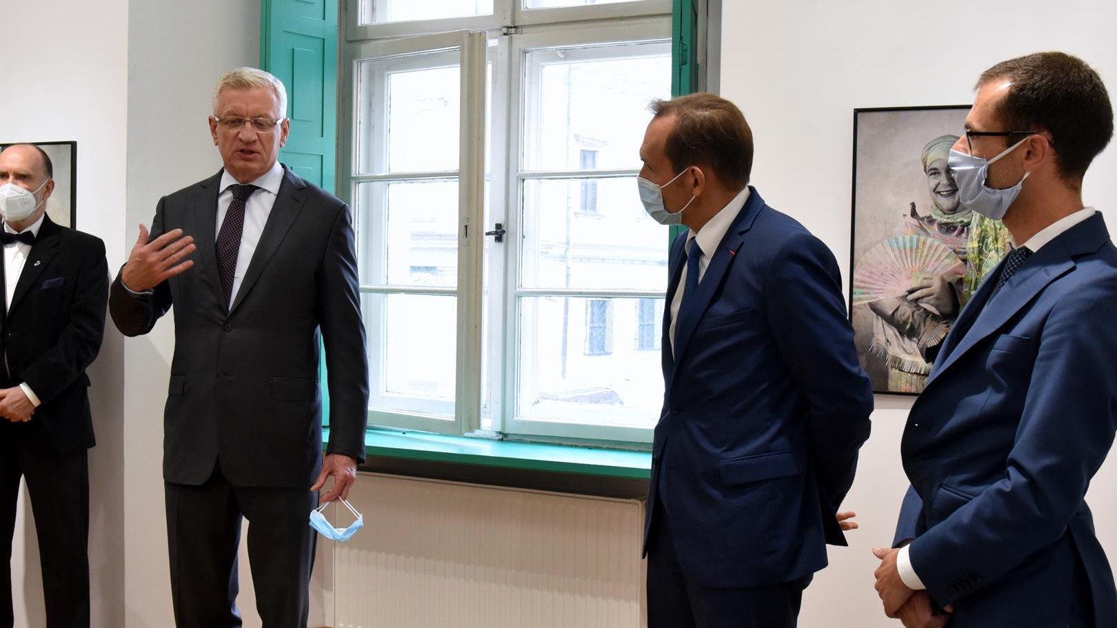 Na zdjęciu czterech mężczyzn. Drugi od lewej to Jacek Jaśkowiak, prezydent Poznania - przemawia, gestykulując. Pozostali słuchają
