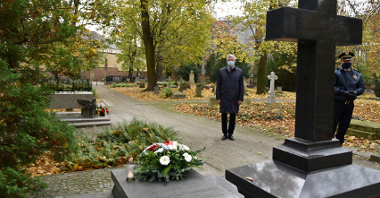 Na zdjęciu Jacek Jaśkowiak, prezydent Poznania składajacy kwiaty.