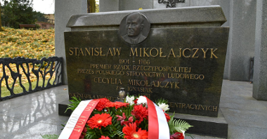 Na zdjęciu kwiaty na mogile S. Mikołajczyka.