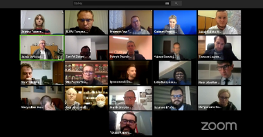Screen z ekranu komputera. Zdjęcie przedstawia uczestników spotkania w platformie Zoom.