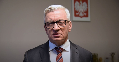 Kadr z filmu, Jacek Jaśkowiak, prezydent Poznania w swoim gabinecie, w tle godło Polski