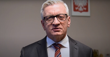 Kadr z filmu, Jacek Jaśkowiak, prezydent Poznania w swoim gabinecie, w tle godło Polski