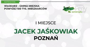 Grafika: kadr z gali "Pereł samorządu" z nazwiskiem zwycięzcy, Jacka Jaśkowiaka, prezydenta Poznania