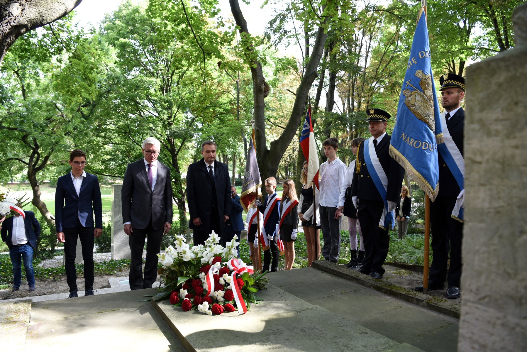 Galeria zdjęć przedstawia uroczystości przy grobie prezydenta J. Drwęskiego. - grafika artykułu
