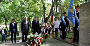 Galeria zdjęć przedstawia uroczystości przy grobie prezydenta J. Drwęskiego.