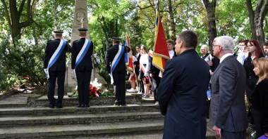 Galeria zdjęć przedstawia uroczystości przy grobie prezydenta J. Drwęskiego.