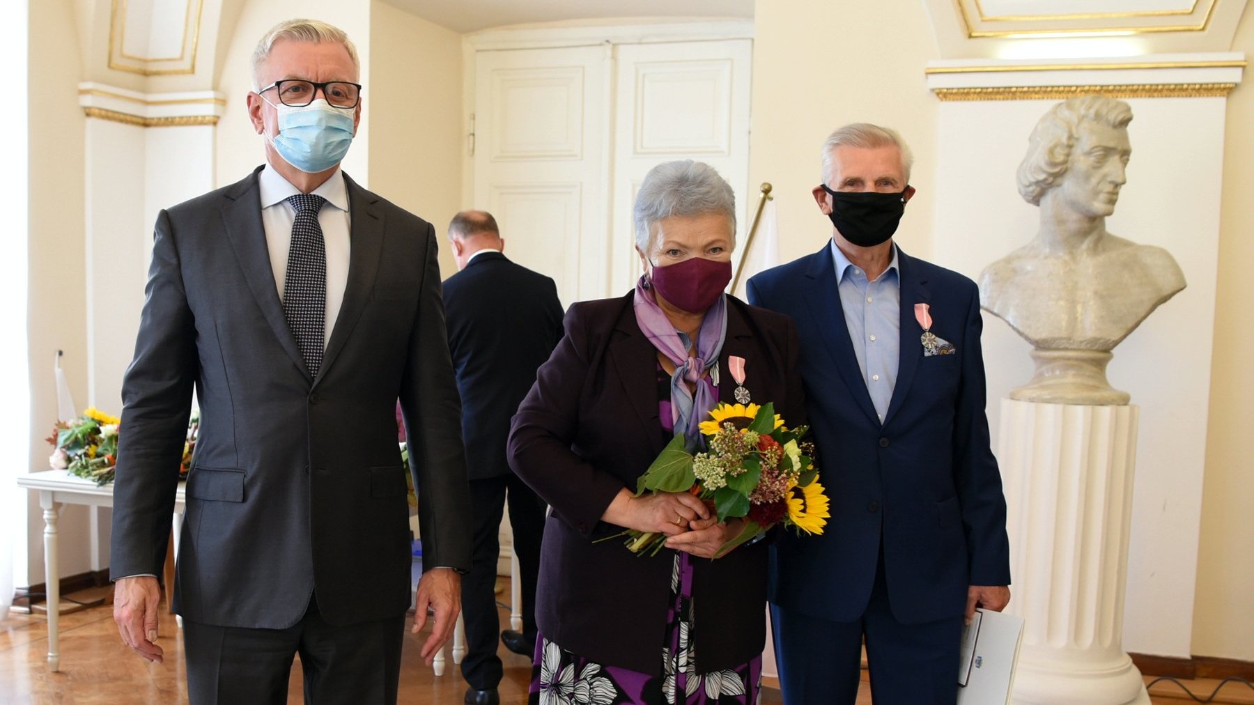 Galeria zdjęć przedstawia ceremonię wręczenia Medali za Długoletnie Pożycie Małżeńskie. - grafika artykułu