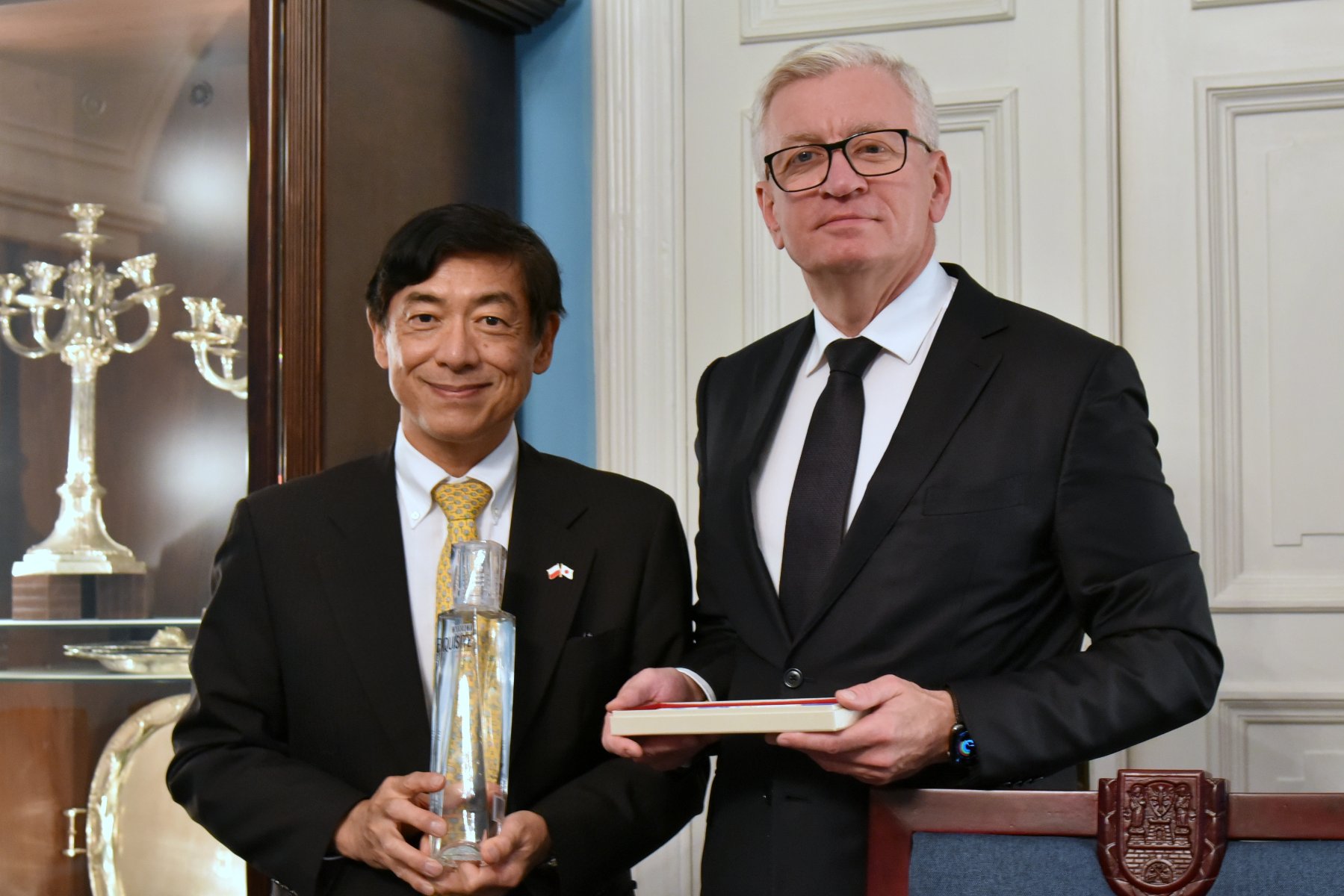 Jacek Jaśkowiak, prezydent Poznania i ambasador Japonii stoją obok siebie, pozując do zdjęcia - grafika artykułu