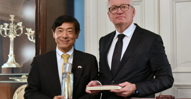 Jacek Jaśkowiak, prezydent Poznania i ambasador Japonii stoją obok siebie, pozując do zdjęcia