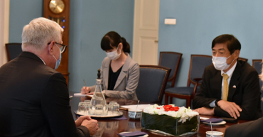 Jacek Jaśkowiak, prezydent Poznania, rozmawia z ambasadorem Japonii