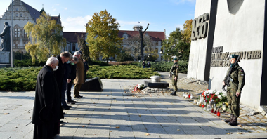 Galeria zdjęć ze składania kwiatów z okazji Wszystkich Świętych