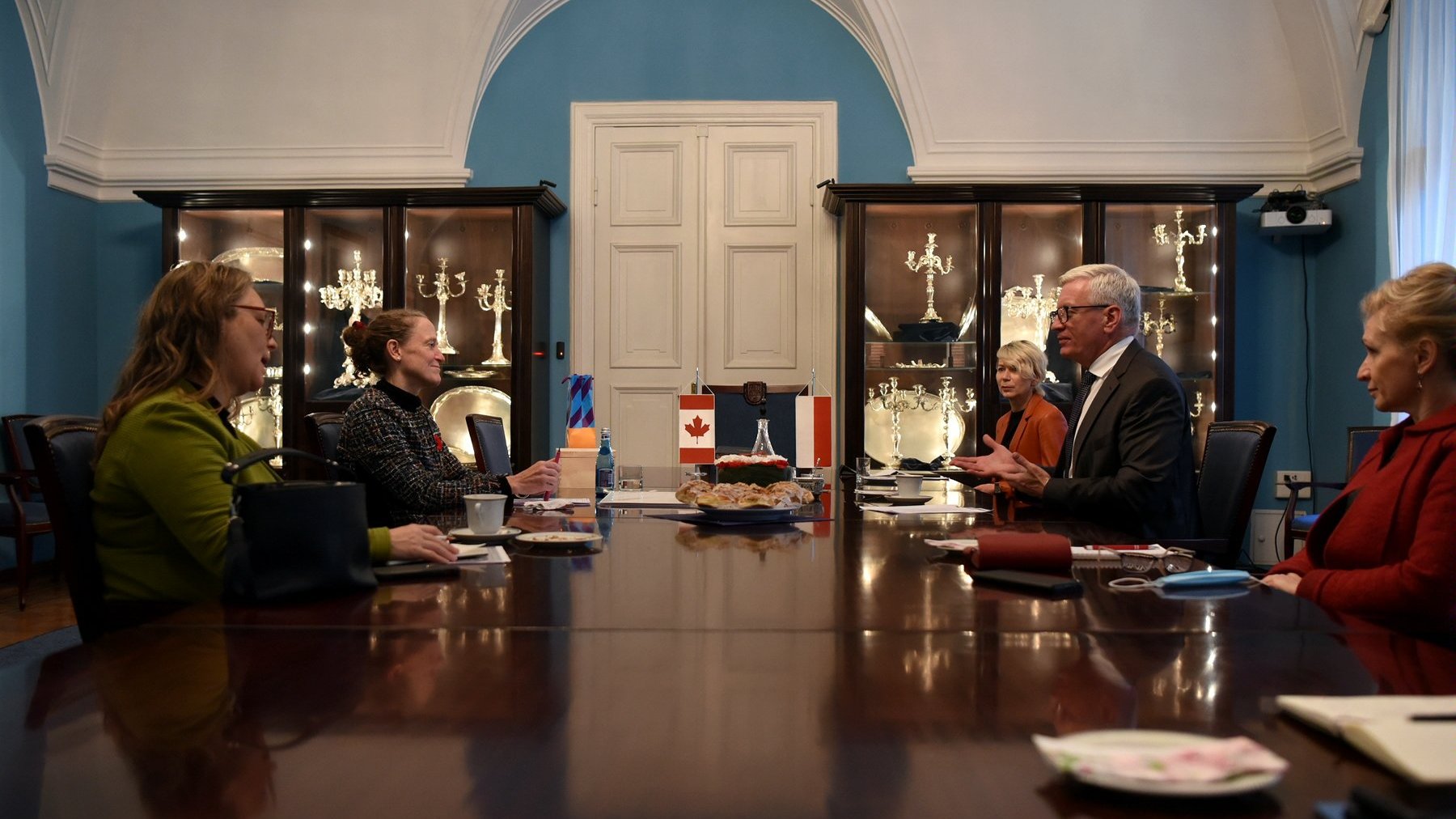 Galeria zdjęć przedstawia spotkanie Jacka Jaśkowiaka, prezydenta Poznania z Leslie Scanlon, ambasador Kanady w Polsce i na Białorusi. - grafika artykułu
