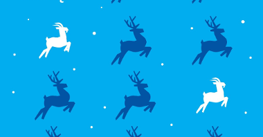 Grafika: na niebieskim tle sylwetki reniferów i napis: Wesołych Świąt