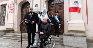 Na zdjęciu Jacek Jaskowiak i Grzegorz Ganowicz przed wejściem do urzędu miasta, za nimi na ścianie wisi zasłonięta tablica