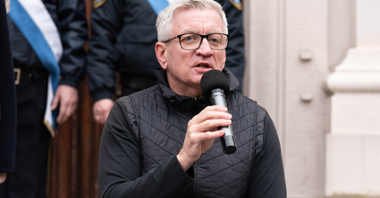 Na zdjęciu Jacek Jaśkowiak z mikrofonem w ręku, zbliżenie