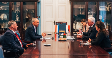 Na zdjęciu pięć osób siedzących za dużym stołem, wśród nich prezydent Poznania i ambasador Luksemburga, rozmawiają