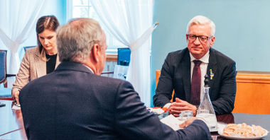 Na zdjęciu prezydent Poznania rozmawia z ambasadorem Luksemburga, obaj siedzą za stołem