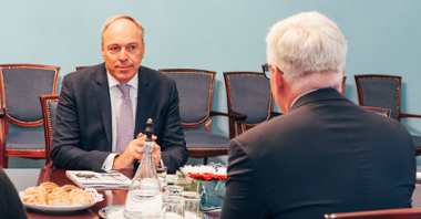 Na zdjęciu ambasador Luksemburga rozmawia z prezydentem Poznania, obaj siedzą za stołem