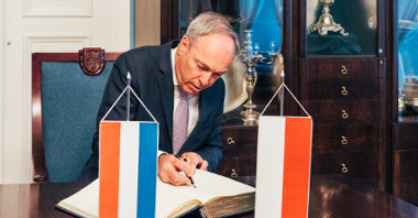 Na zdjęciu ambasador Luksemburga wpisuje się do księgi pamiątkowej Miasta