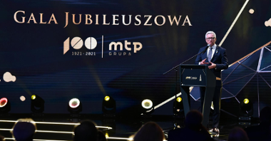 Na zdjęciu prezydent Poznania przy mikrofonie, w tle napis: gala jubileuszowa MTP