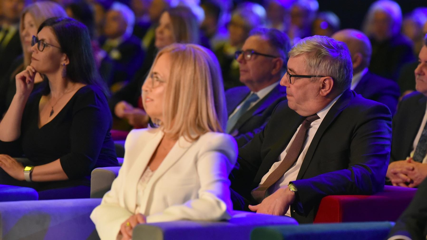 Na zdjęciu widownia, na pierwszym planie przewodniczący rady miasta