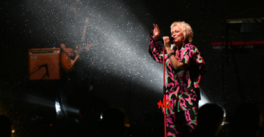 Na zdjęciu Małgorzata Ostrowska śpiewająca do mikrofonu