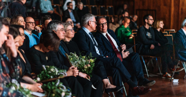 Na zdjęciu widownia w sali CK Zamek, prezydent Poznania i prof. Sliwiński siedzą obok siebie i rozmawiają