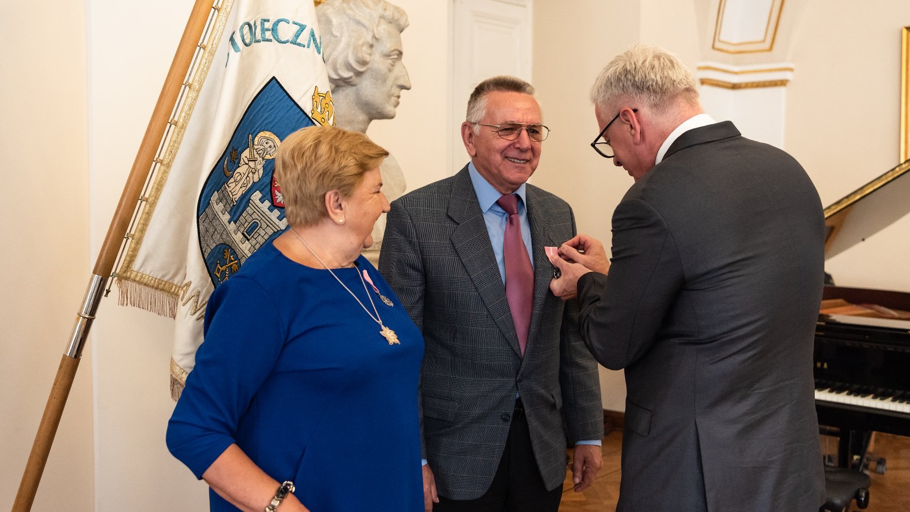 Galeria zdjęć przedstawia ceremonię wręczenia medali za długoletnie pożycie małżeńskie.