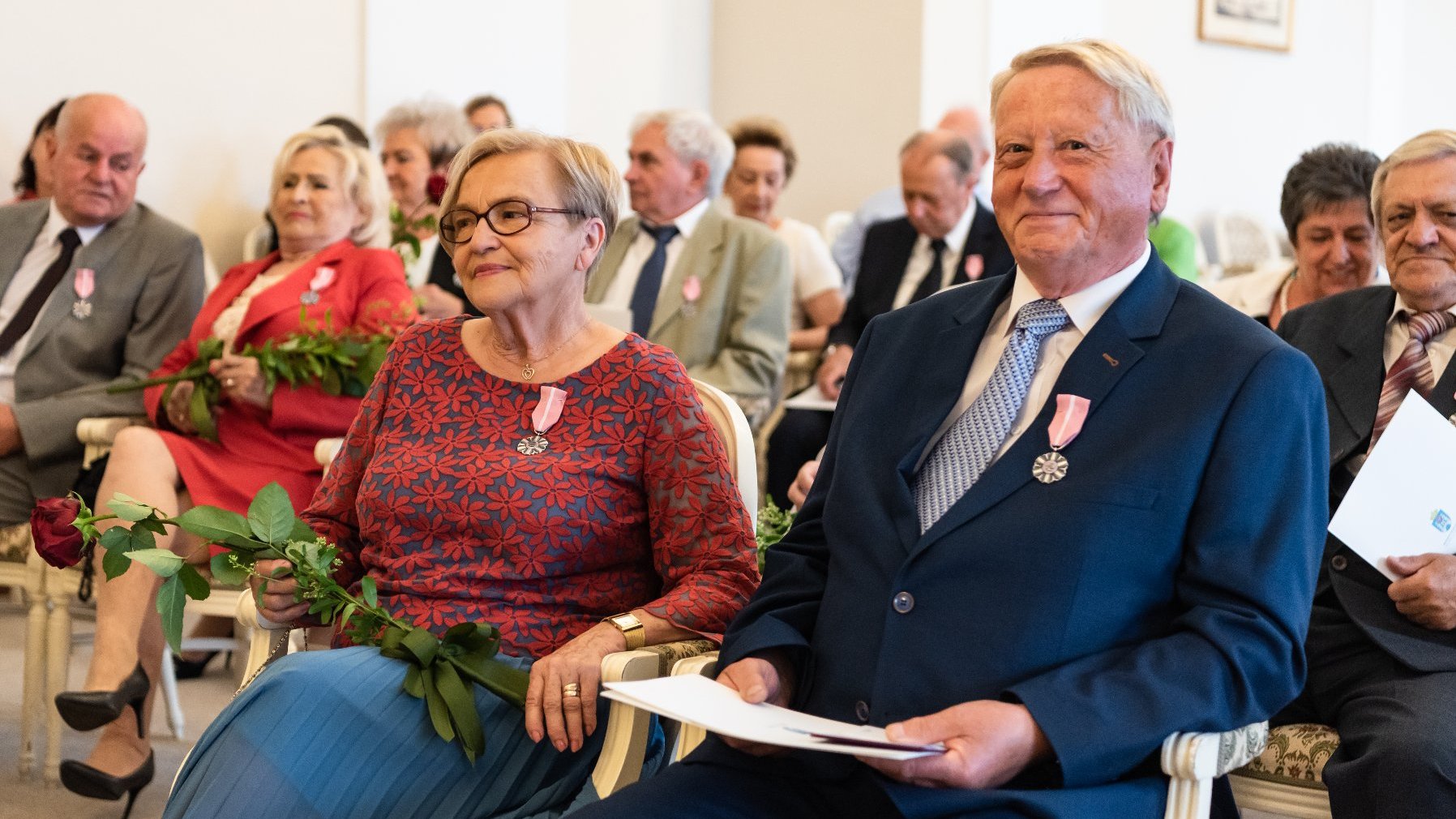 Galeria zdjęć przedstawia ceremonię wręczenia medali za długoletnie pożycie małżeńskie.