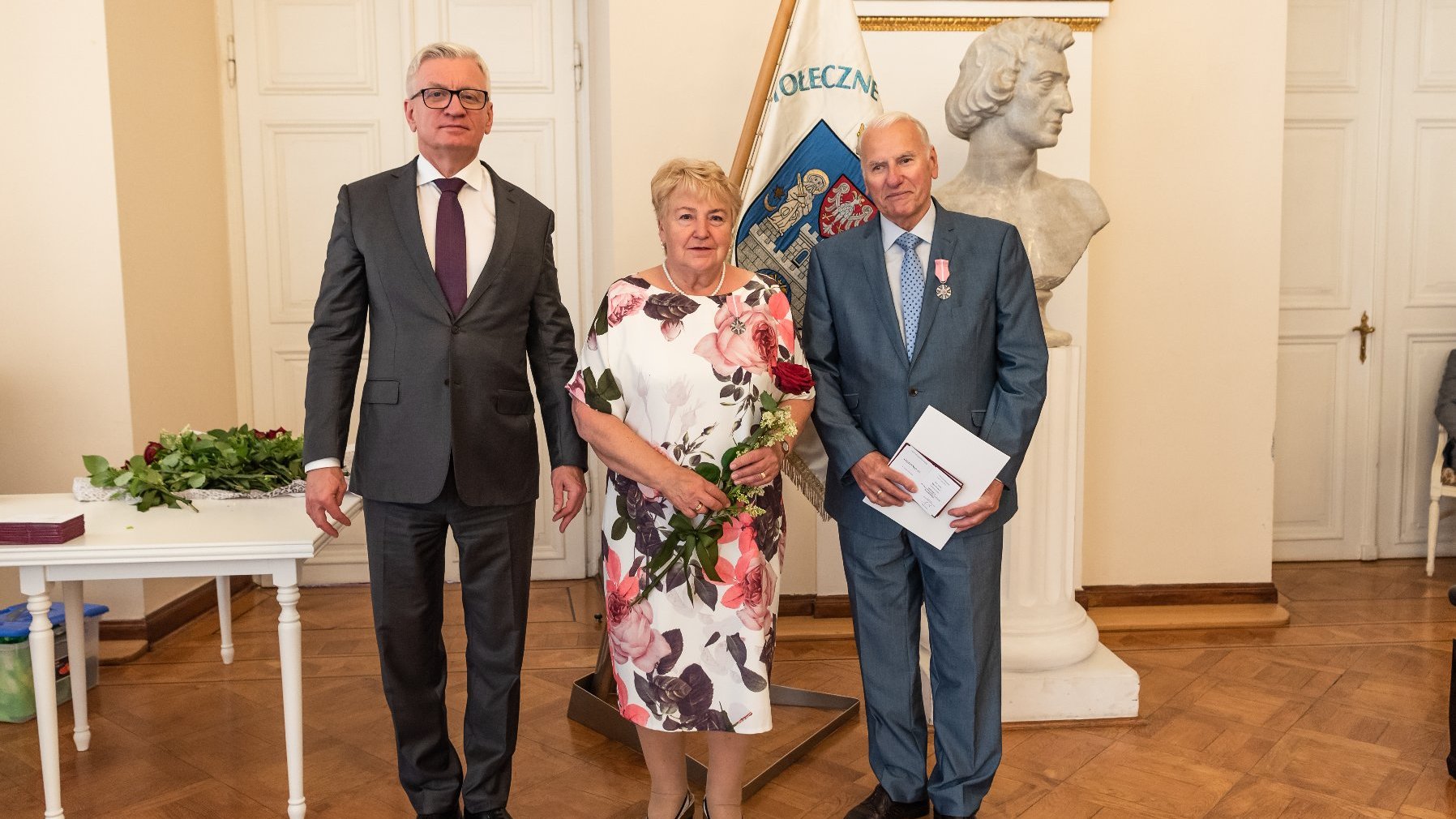 Galeria zdjęć przedstawia ceremonię wręczenia medali za długoletnie pożycie małżeńskie.
