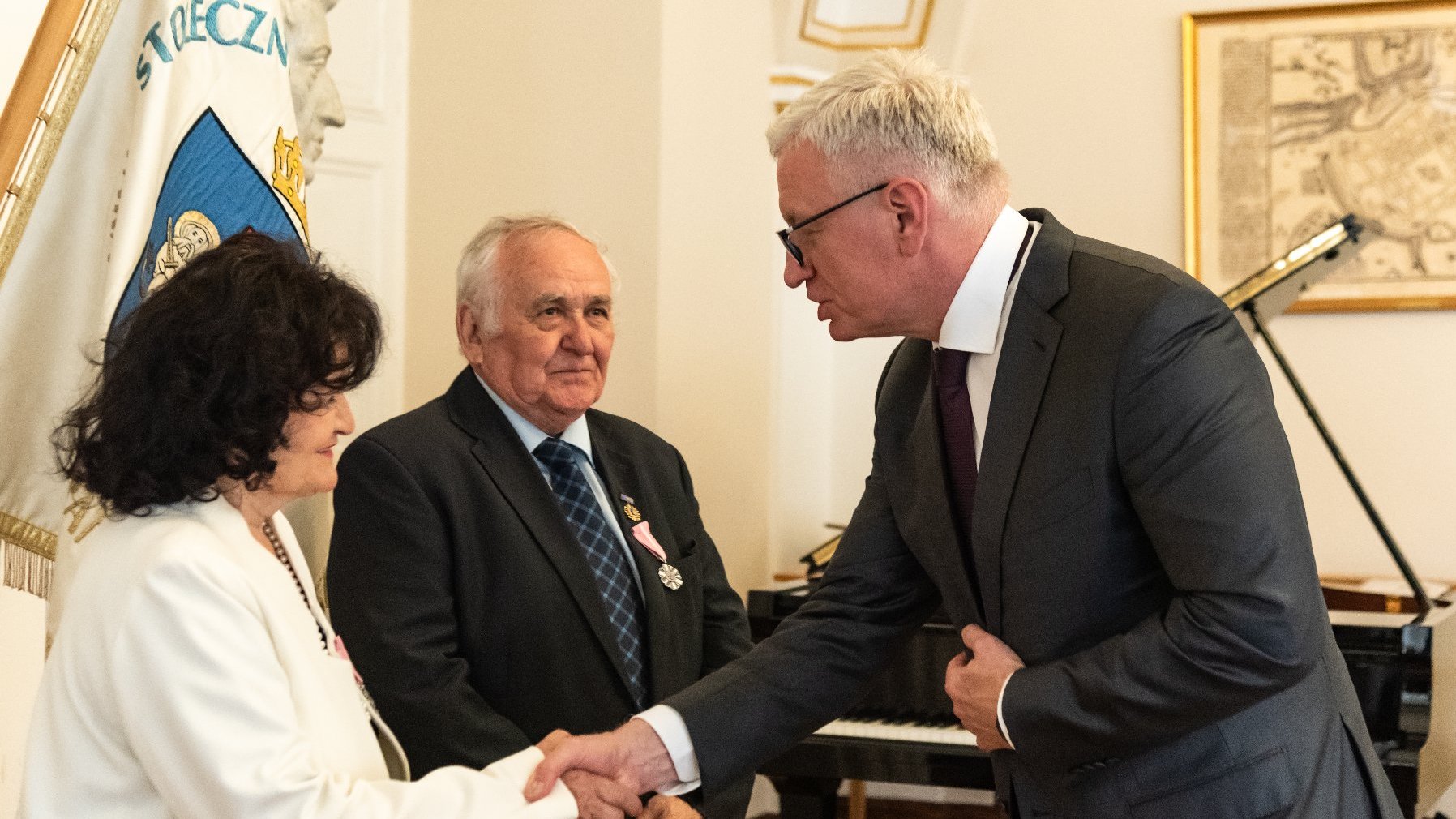 Galeria zdjęć przedstawia ceremonię wręczenia medali za długoletnie pożycie małżeńskie.