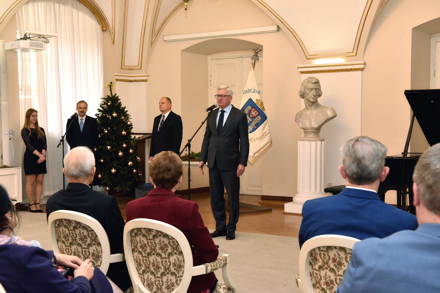 Galeria zdjęć z wręczania medali małżeństwom, na zdjęciu przed zgromadzonymi przemawia prezydent Poznania - grafika artykułu