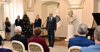 Galeria zdjęć z wręczania medali małżeństwom, na zdjęciu przed zgromadzonymi przemawia prezydent Poznania