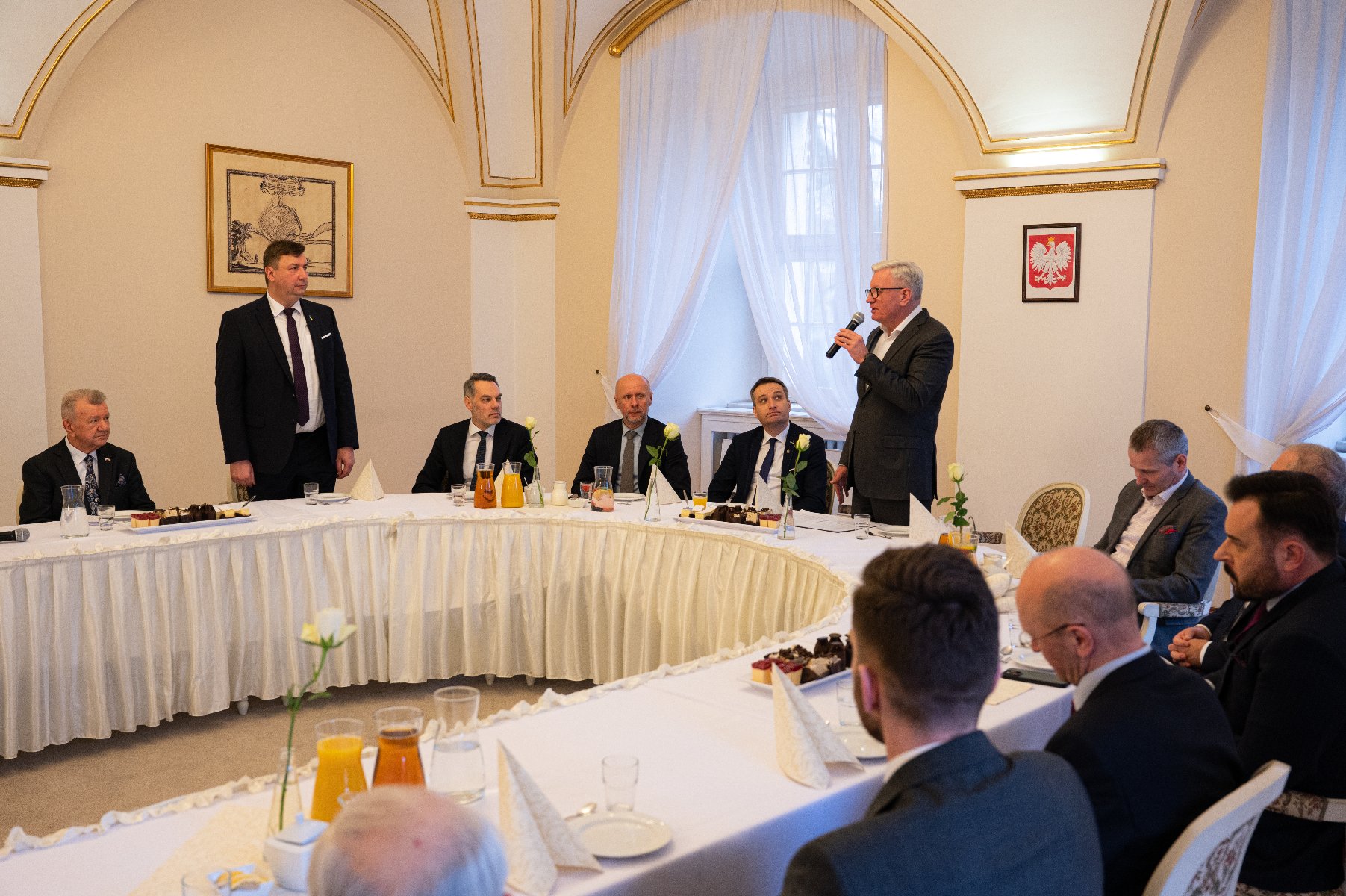 Na zdjęciu Sala Biała urzędu, przy stole goście, prezydent Poznania stoi z mikrofonem w ręku - grafika artykułu
