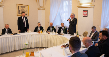 Na zdjęciu Sala Biała urzędu, przy stole goście, prezydent Poznania stoi z mikrofonem w ręku