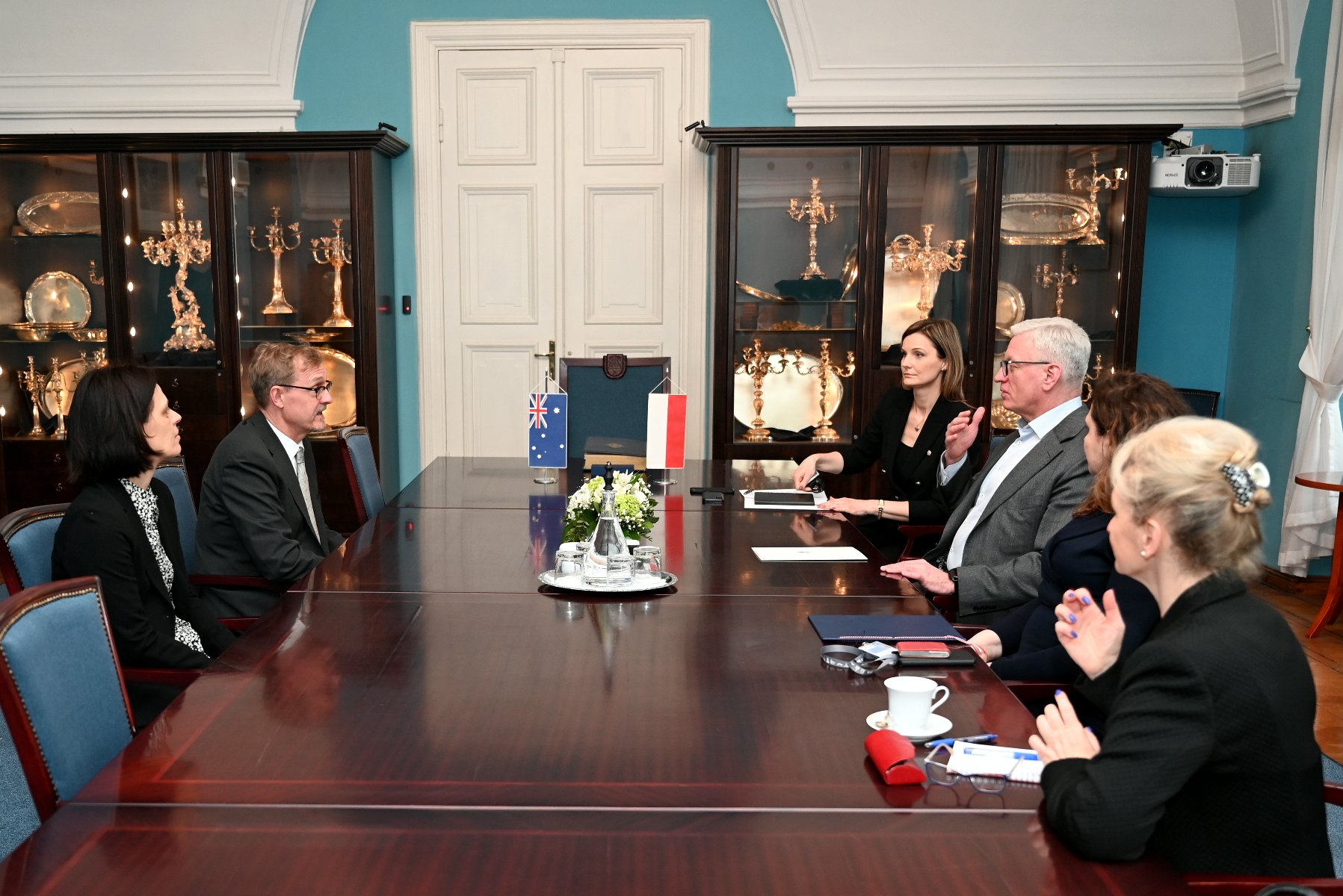 Na zdjęciu prezydent Poznania i ambasador Australii przy stole, rozmawiają - grafika artykułu