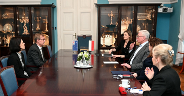 Na zdjęciu prezydent Poznania i ambasador Australii przy stole, rozmawiają