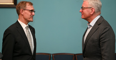 Na zdjęciu Jacek Jaśkowiak i ambasador Australii, rozmawiają, stojąc