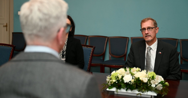 Na zdjęciu ambasador Australii i prezydent Poznania (tyłem do obiektywu)