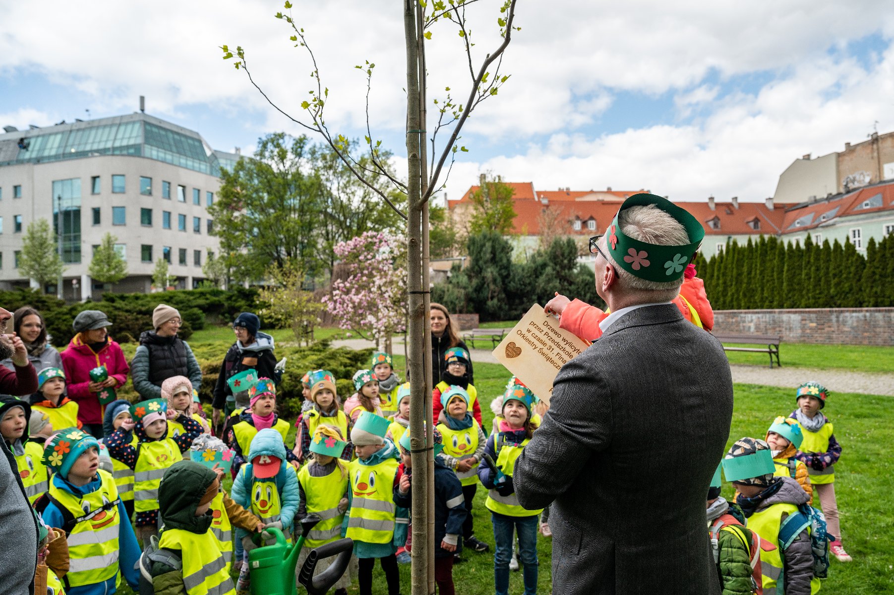 Galeria zdjęć przedstawia prezydenta Poznania Jacka Jaśkowiaka, który sadzi drzewo wspólnie z dziećmi z przedszkola "Cytryna". - grafika artykułu