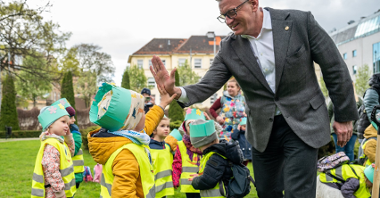 Galeria zdjęć przedstawia prezydenta Poznania Jacka Jaśkowiaka, który sadzi drzewo wspólnie z dziećmi z przedszkola "Cytryna".