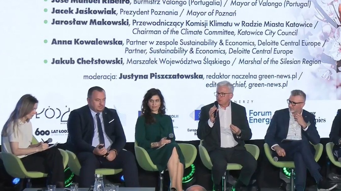 Na zdjęciu uczestnicy debaty siedzący na scenie - grafika artykułu