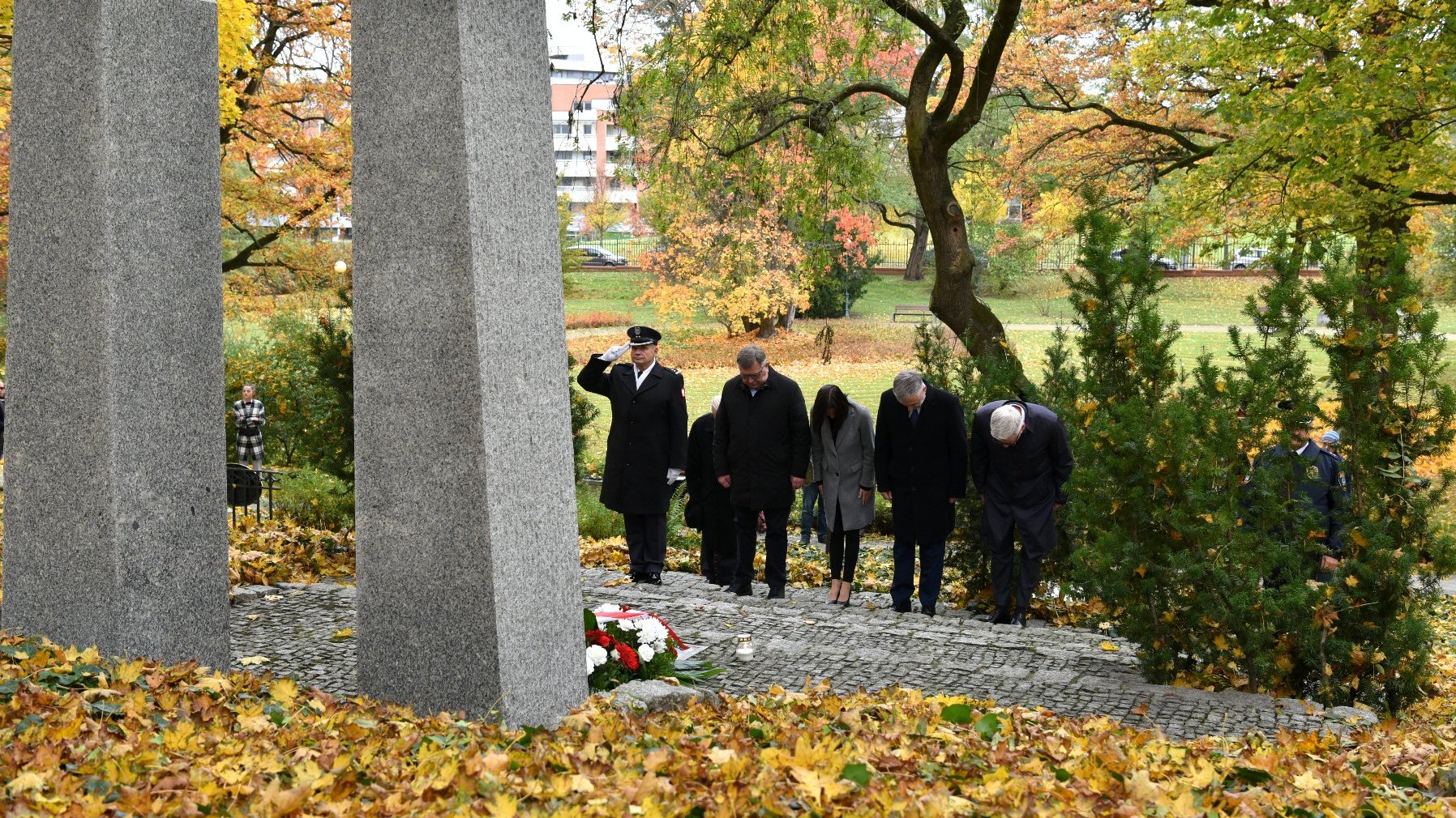 Galeria zdjęć ze składania kwiatów w dniu Wszystkich Świętych na grobach zasłużonych przez przedstawicieli poznańskiego samorządu