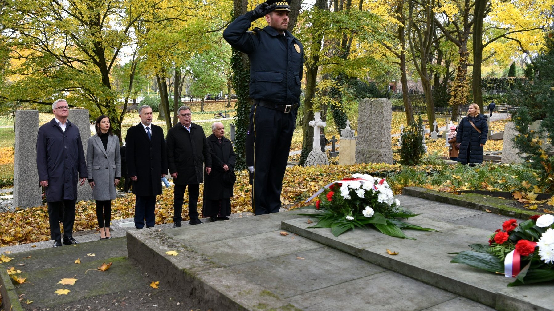 Galeria zdjęć ze składania kwiatów w dniu Wszystkich Świętych na grobach zasłużonych przez przedstawicieli poznańskiego samorządu