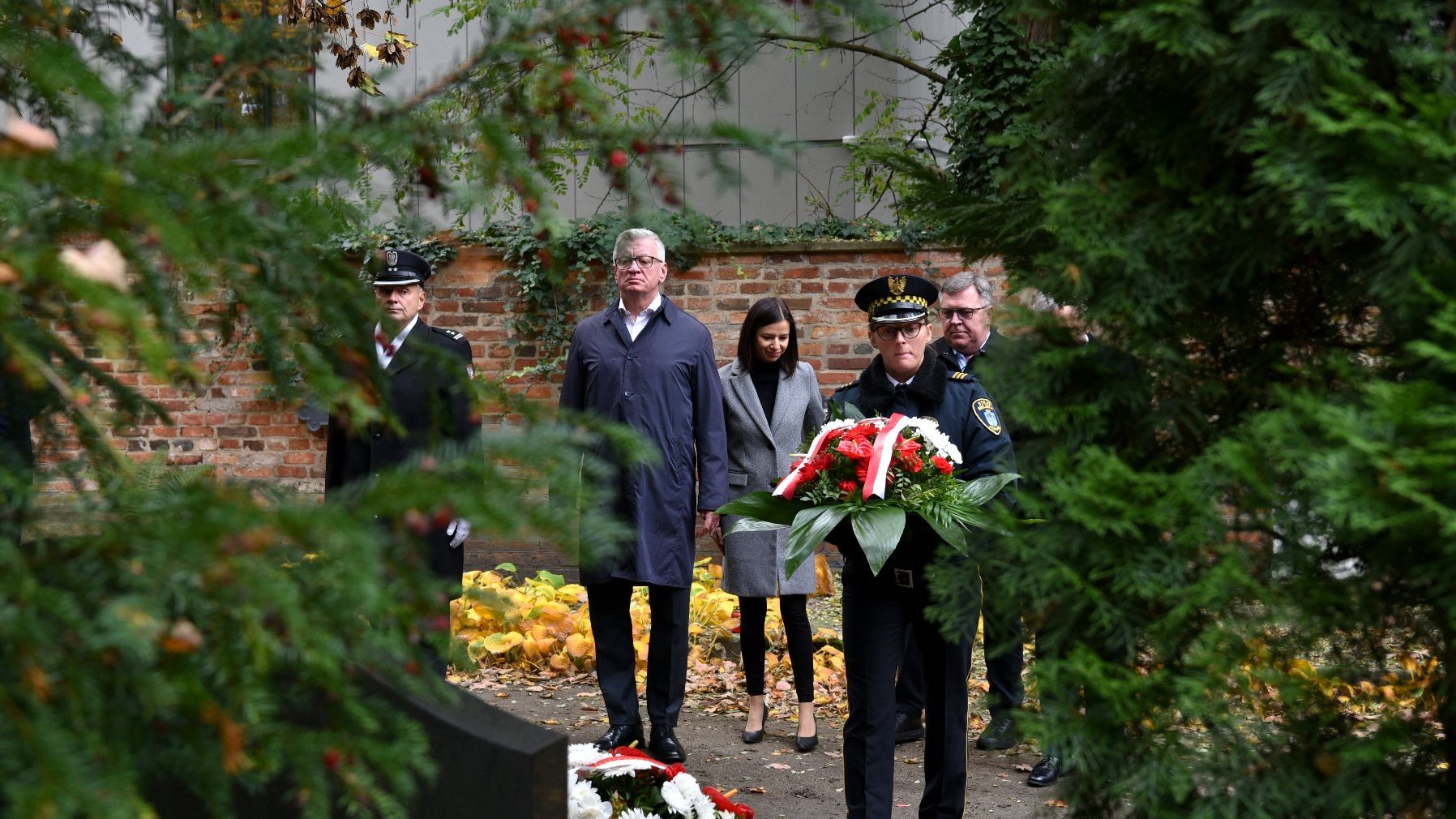 Galeria zdjęć ze składania kwiatów w dniu Wszystkich Świętych na grobach zasłużonych przez przedstawicieli poznańskiego samorządu