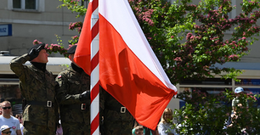 Na zdjęciu żołnierze z flagą Polski
